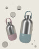 Schwebende noma noma Trinkflaschen Edelstahl in verschiedenen Größen, umgeben von Wasser