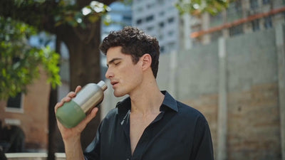 Leo trinkt aus unserer grünen Isolierflasche, Kris hält die gelbe 500ml Wasserflasche und Sasa öffnet die beige Thermosflasche